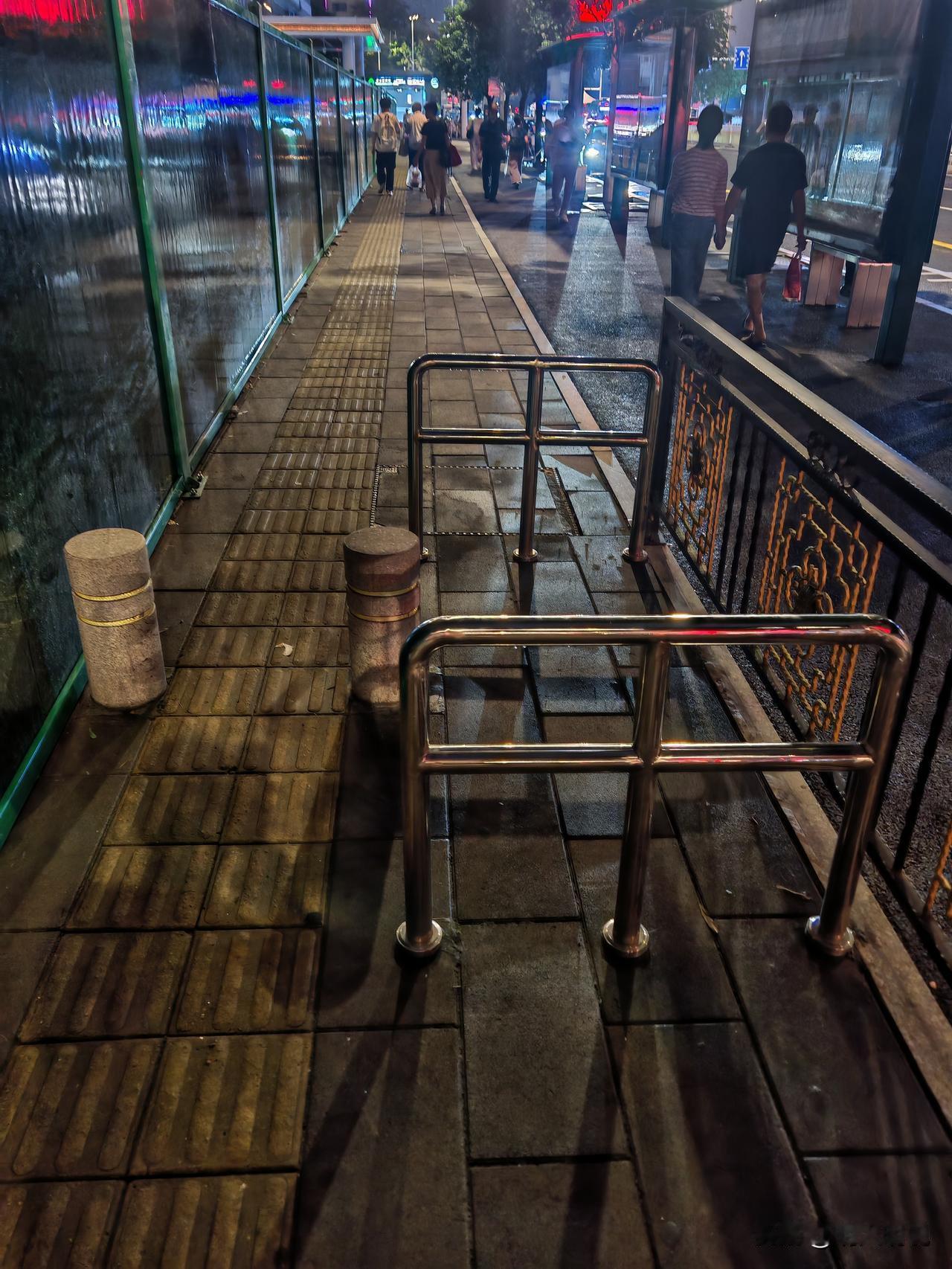 人行道硬隔离人车彻底分离，安全的投入值得舍得
 
同一个城市，各个区的做法也并不