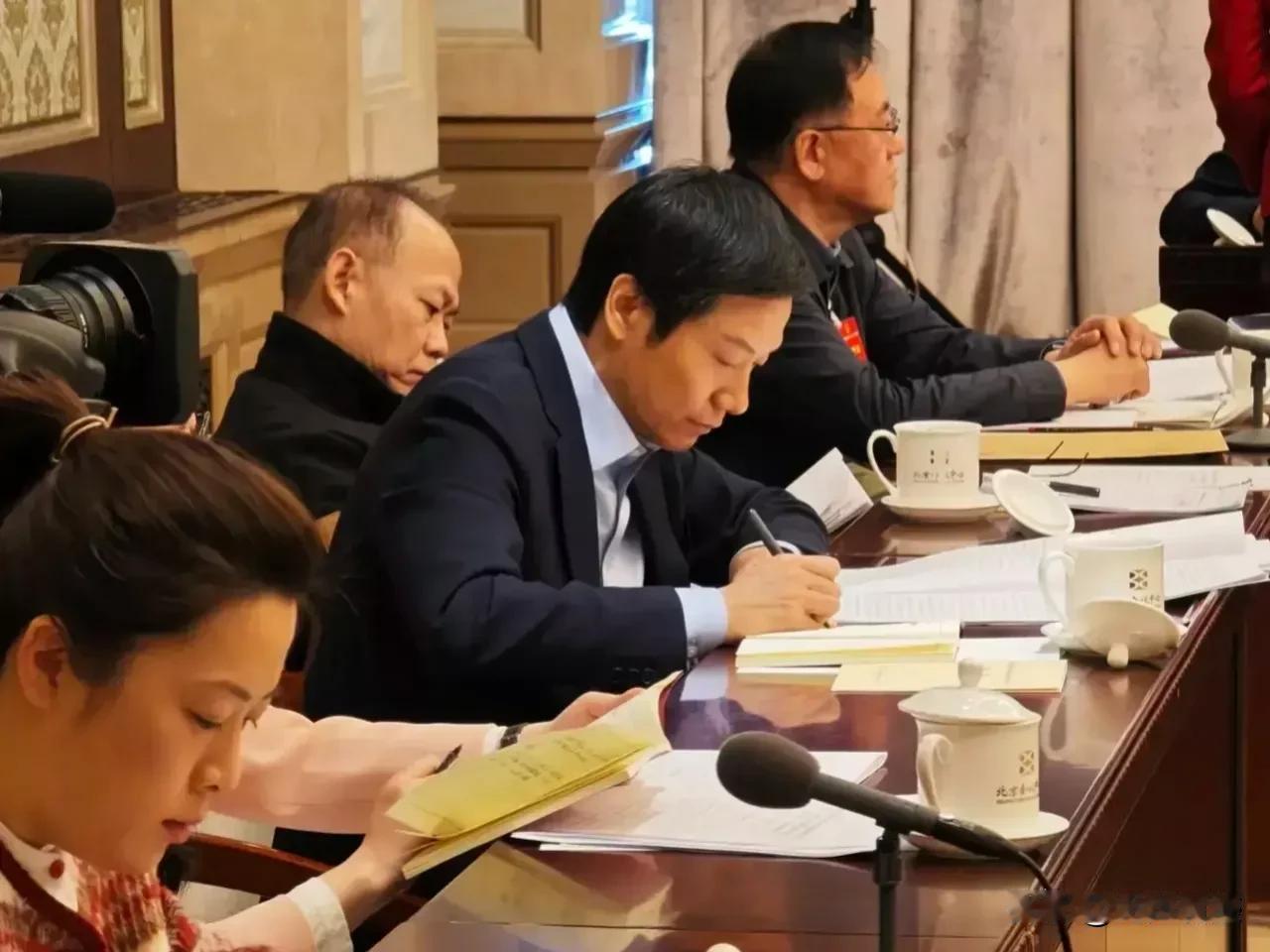 这是雷军这几天在两会上认真做笔记的样子，垂目低首，旁若无人，认认真真，是不是很帅