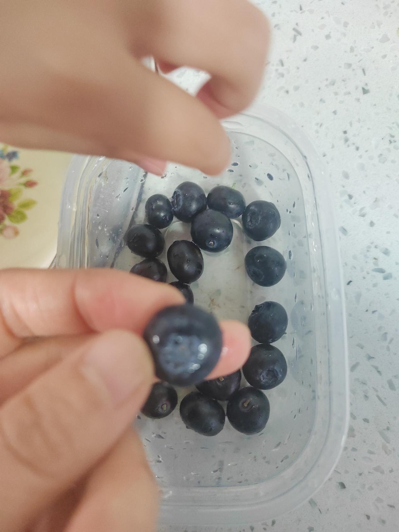发现现在的蓝莓🫐的味道怎么像小时候黑天天的味道呢？难道是黑天天变成了！ 
尤其