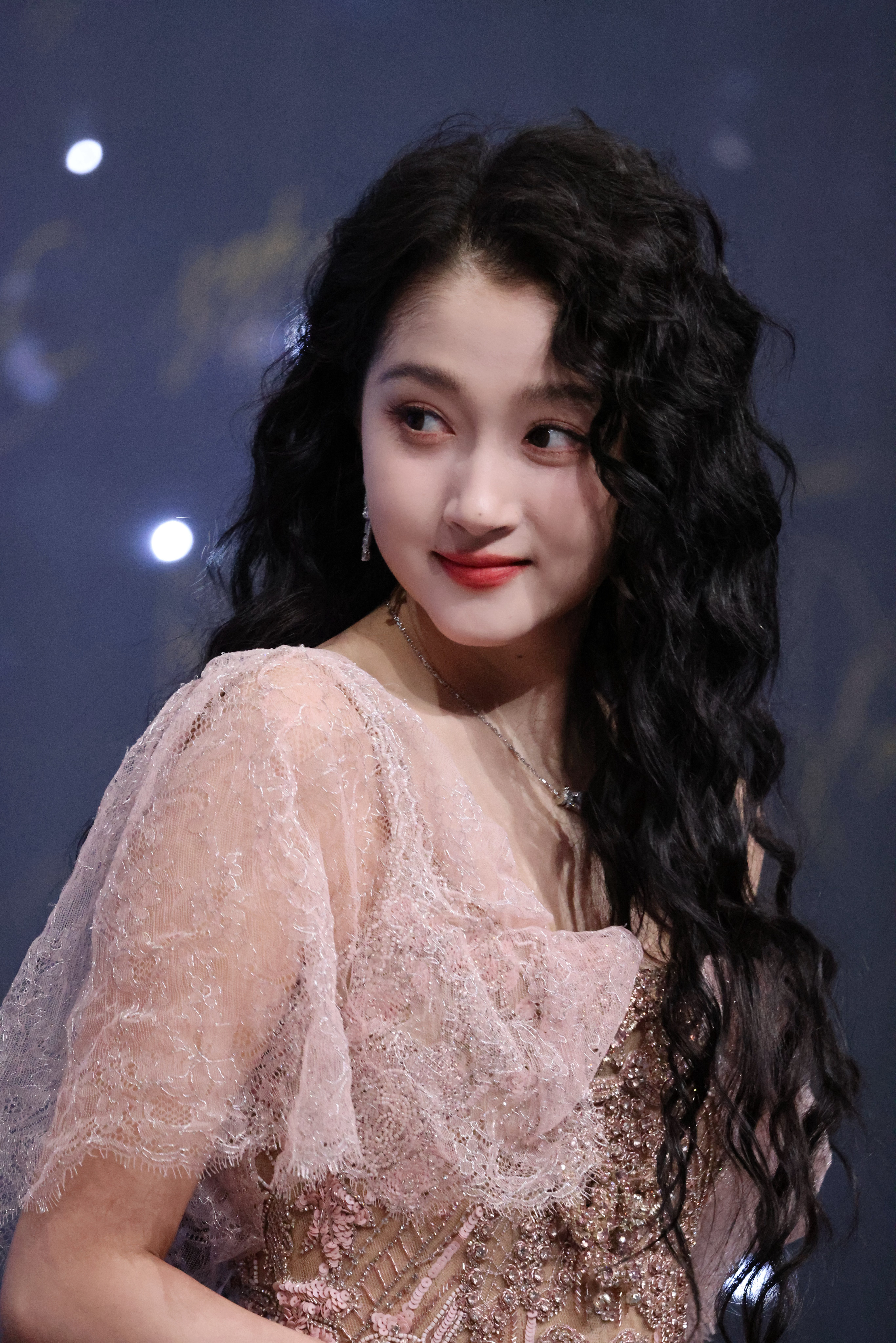 #关晓彤的妆造正确#今天的完全是粉粉嫩嫩的水蜜桃，美得轻而易举～#关晓彤汪苏泷在