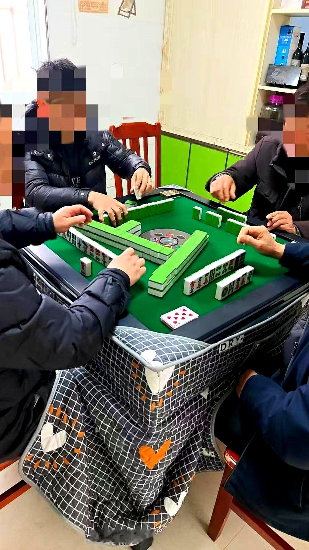 手里三四个对子，牌墙摸到底都胡不了，真不是运气差。
 
你死死捏着那几个对子，总