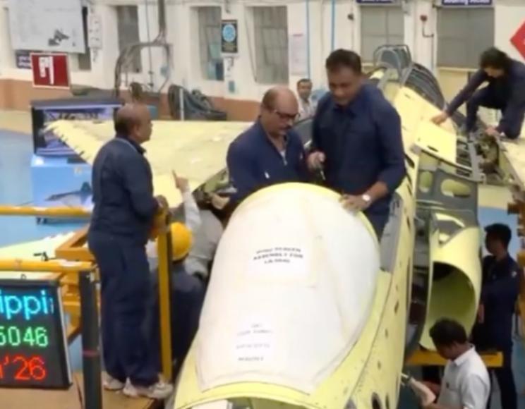 拼装战机加暴力维修印度军工的“大国梦”为何总坠机？
厄瓜多尔阅兵场上的直升机突然