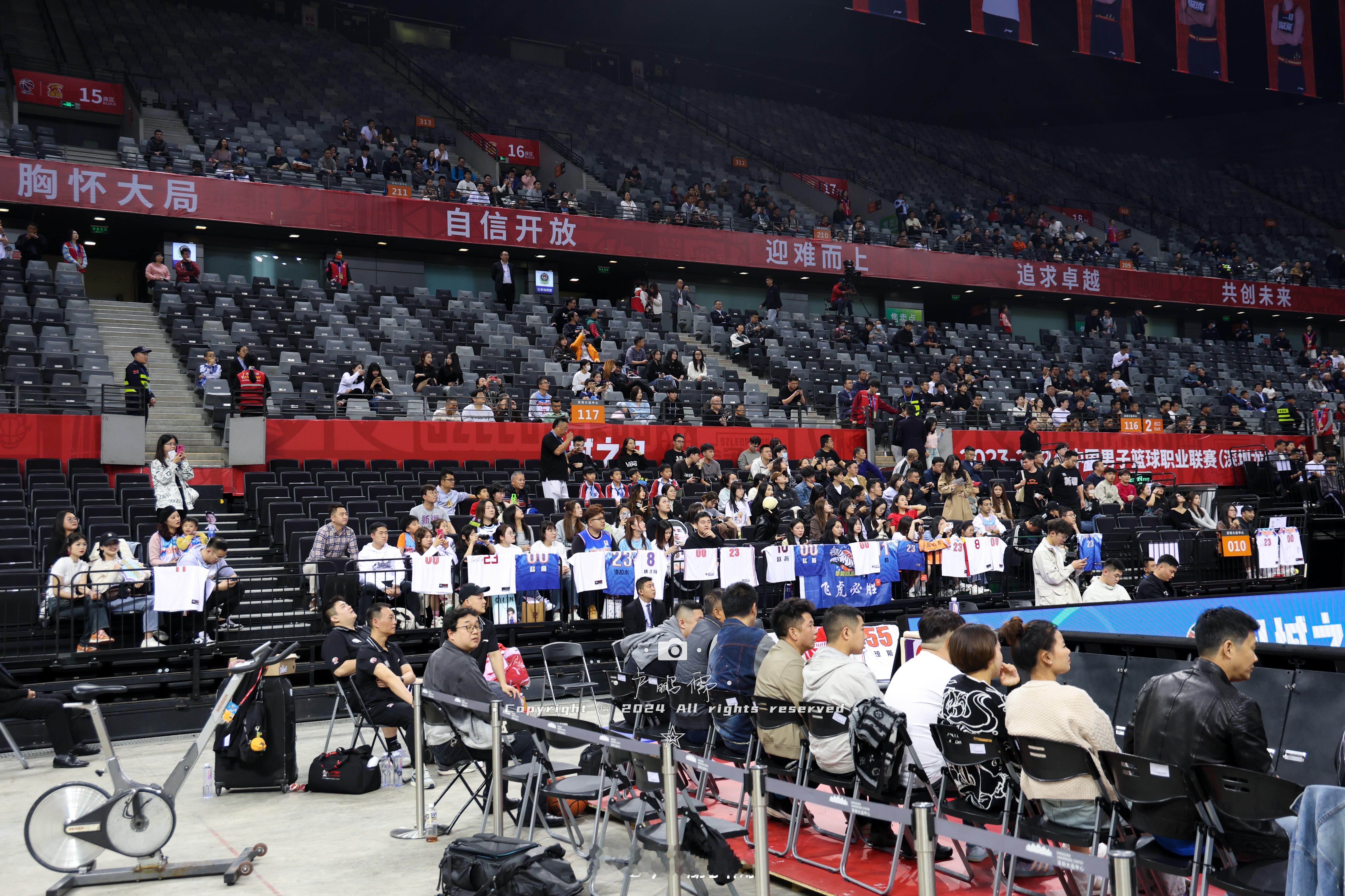 满眼的新疆队服，将客场变成主场！[good][good][good]#cba炫时