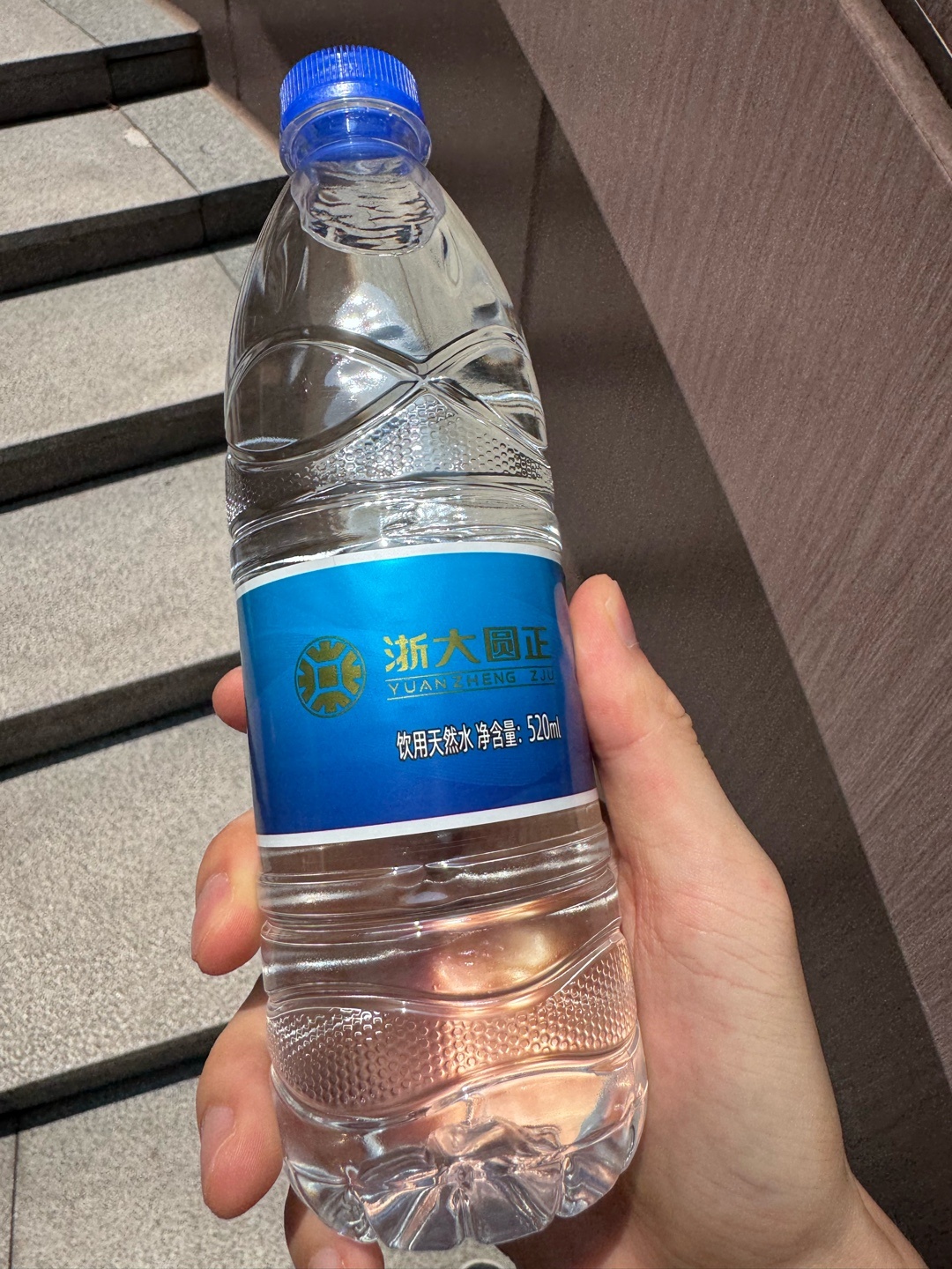 来参加亚马逊云科技主办的活动，喝上了「浙大圆正」的矿泉水。有在现场的小伙伴吗？ 