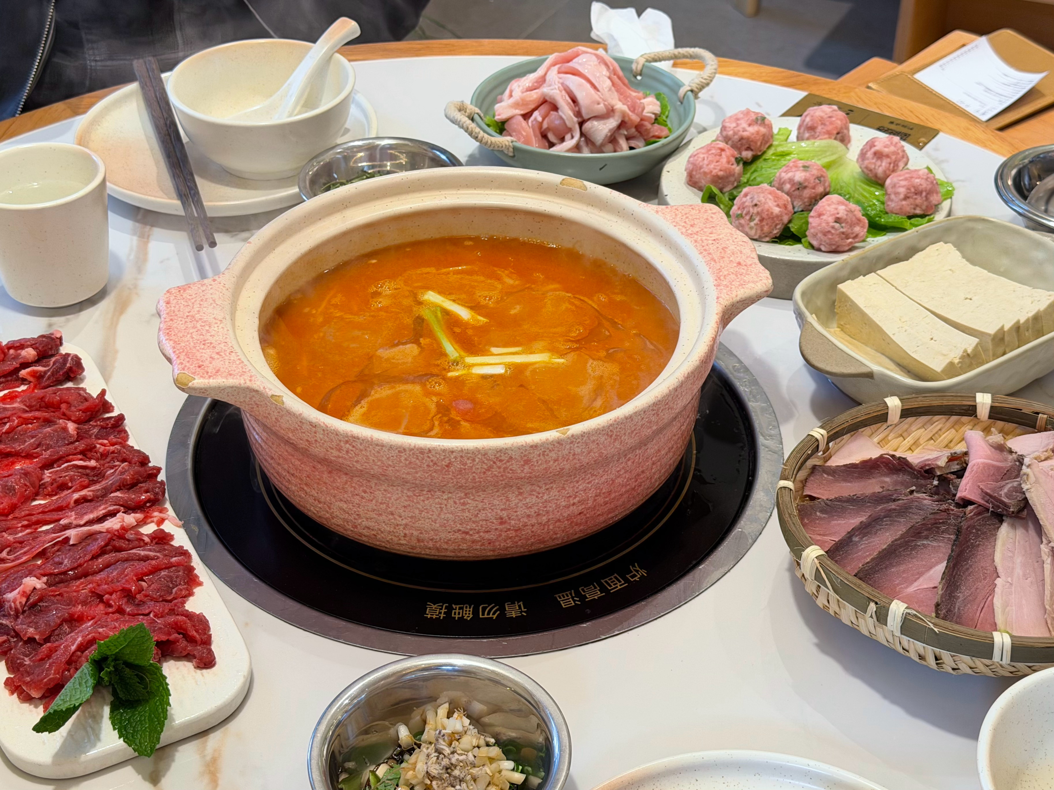 在上海遇到的第二家吃饭送花🌸的餐厅魔都你真是挺浪漫的～酸汤豆米火锅好好吃！上海