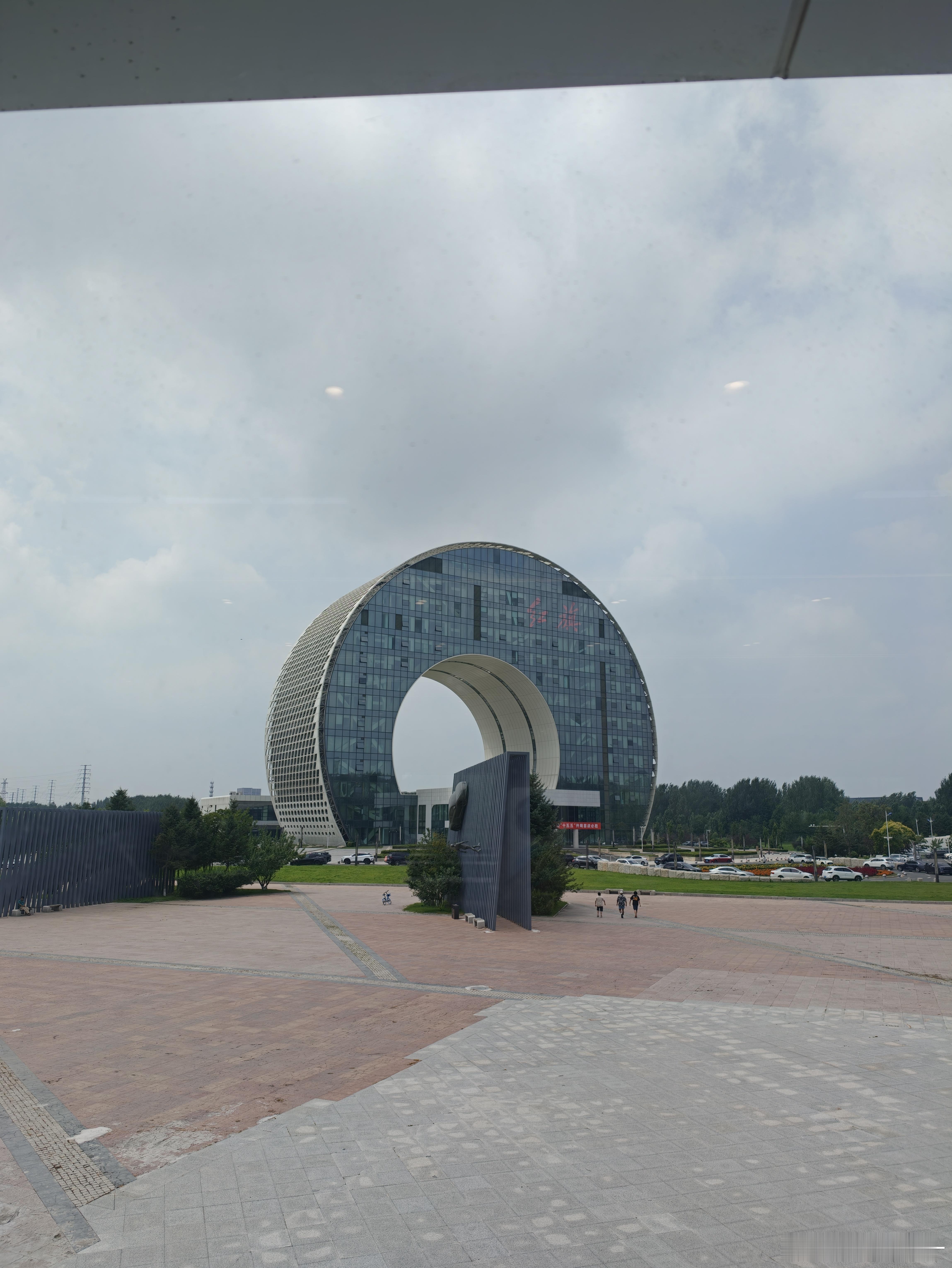 建筑是挺好看问题是，两边的人要想开会，要么上来，要么下去 长春·长春国际汽车公园