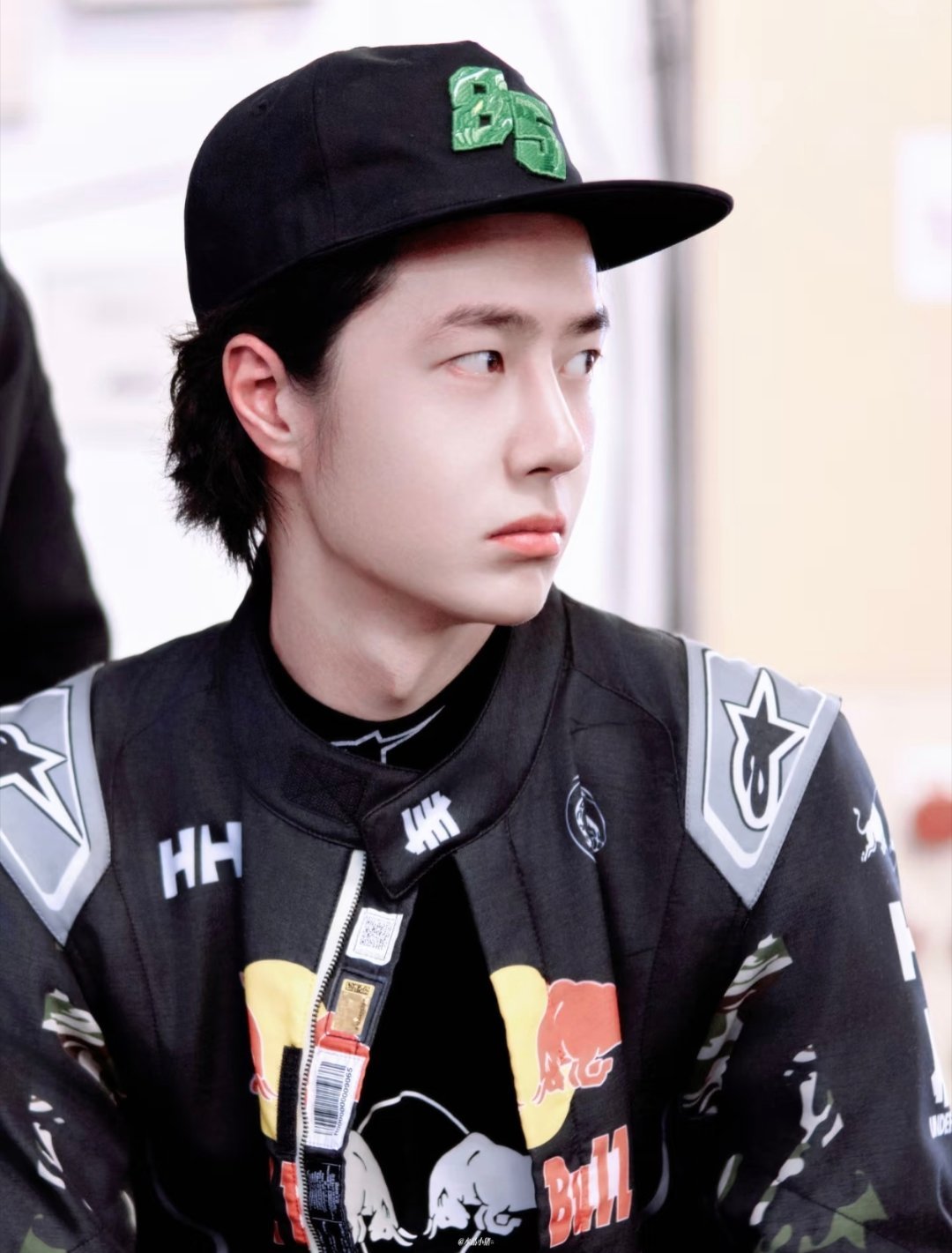 王一博人鱼有序推进上映 没上映前看看赛车，看看盛世美颜王一博