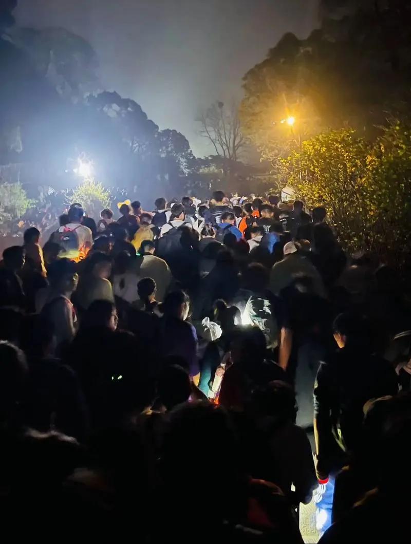 五一凌晨3点，泰山竟人潮汹涌，为何夜间登山会如此火爆？
随着五一假期的开启，山东