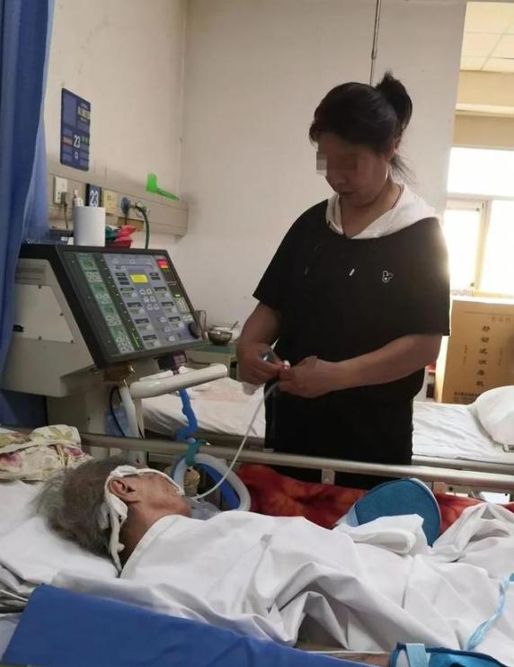 “这就是草菅人命！”河北邯郸，一名88岁老人因肺炎住院，明明还能自主呼吸，却被医