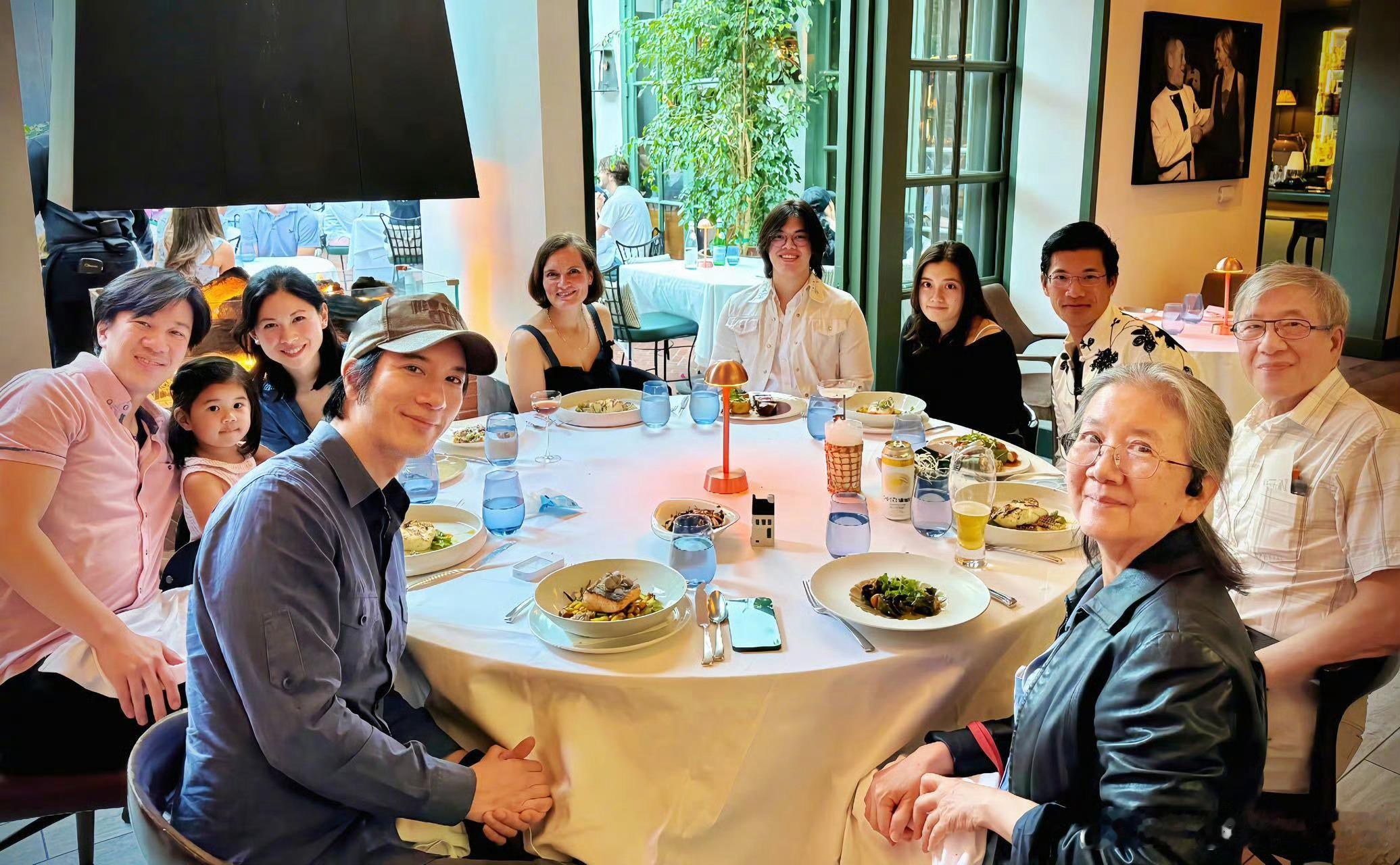 #王力宏家庭聚会##王力宏家庭聚会合照# 王力宏晒家庭聚会合照，父母哥嫂出镜，三