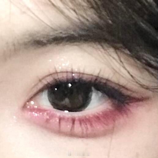 不愧是鞠学…好媚啊…小鞠的狐狸妆容也忒美了吧，桑葚梅酒🍷新年约会化介个还不美鼠