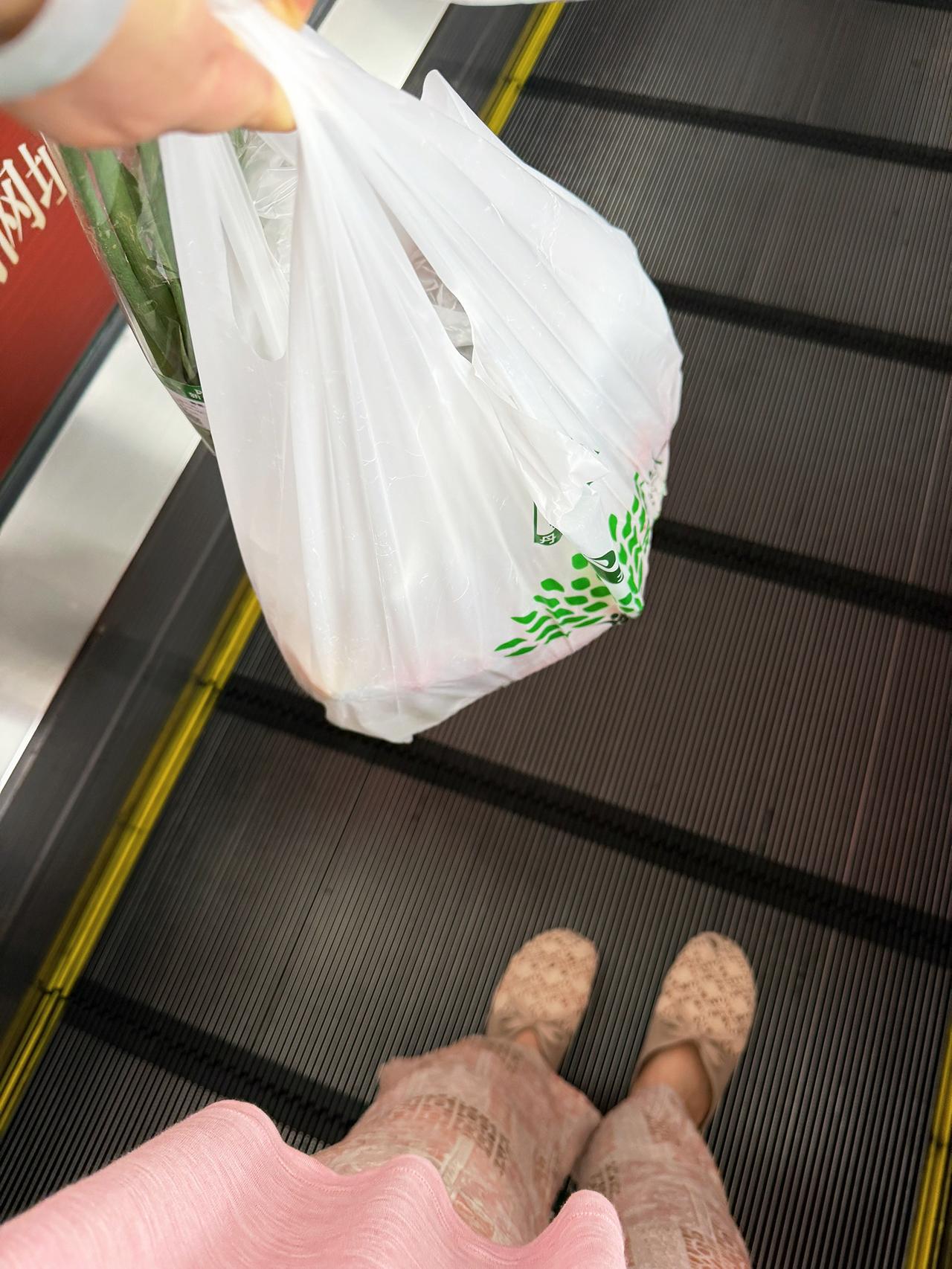 清早起来，买了一袋子烟火气，准备露一手，红烧黄花鱼，蒜蓉黑虎虾
