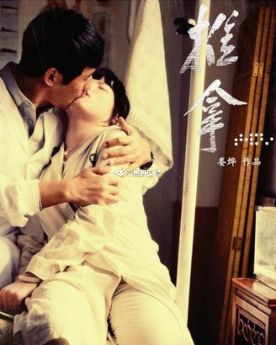 梅婷在拍戏间隙，一脸娇羞的对同剧组的秦昊说：“我好像爱上了对面那个摄影师曾剑了，