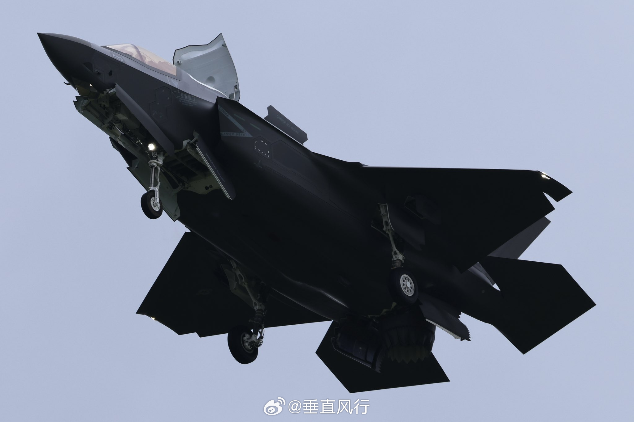 空自首批3架F-35B飞抵新田原基地，这是80年来首次有舰载机抵达该基地航空创作