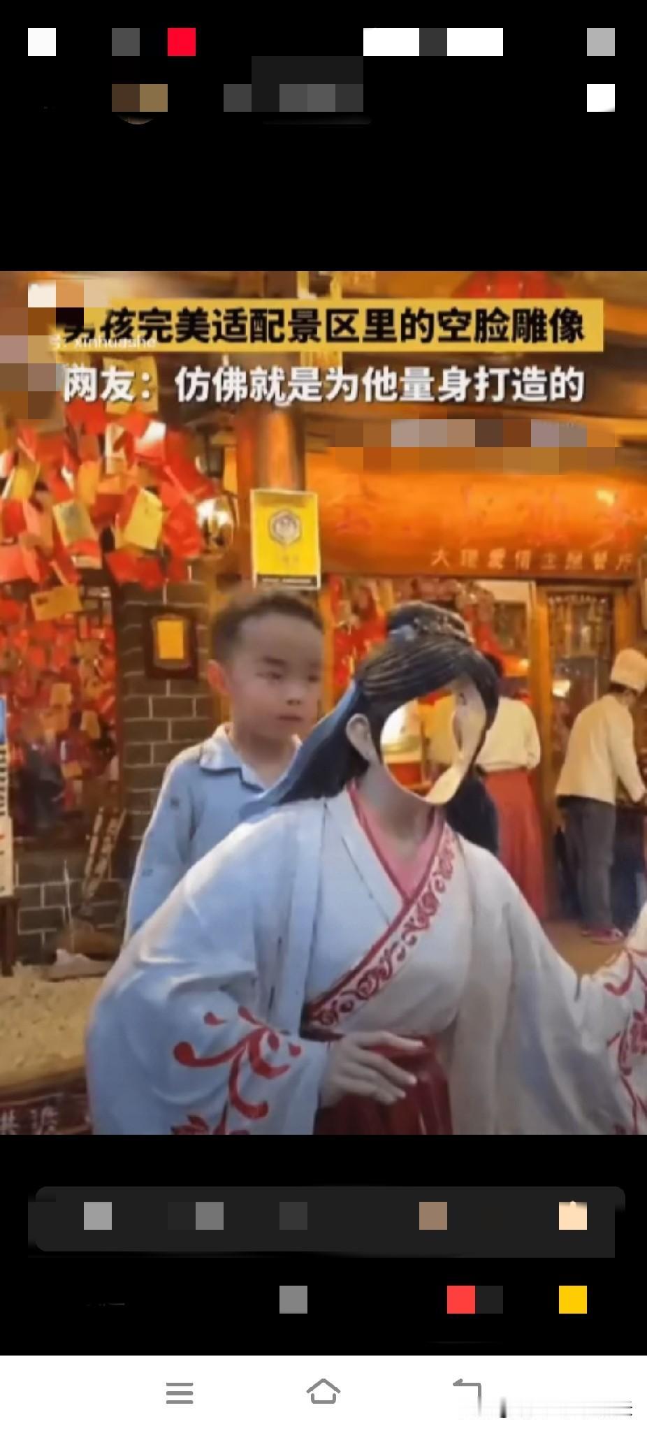 这也太逗了！一男孩和妈妈在大理某景区游玩，看见一尊空脸雕像，就好奇的把头伸了进去