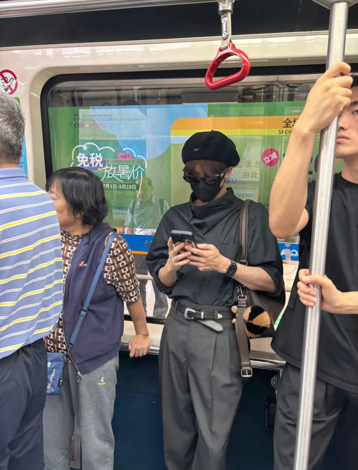 网友在首都机场偶遇檀健次，贝雷帽造型[酷] ​​​