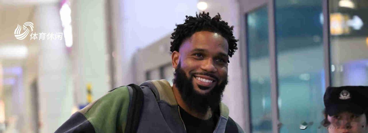 鲍威尔真的不适合山东，该走人了！
今晚山东100-85大胜新疆，鲍威尔的表现依旧