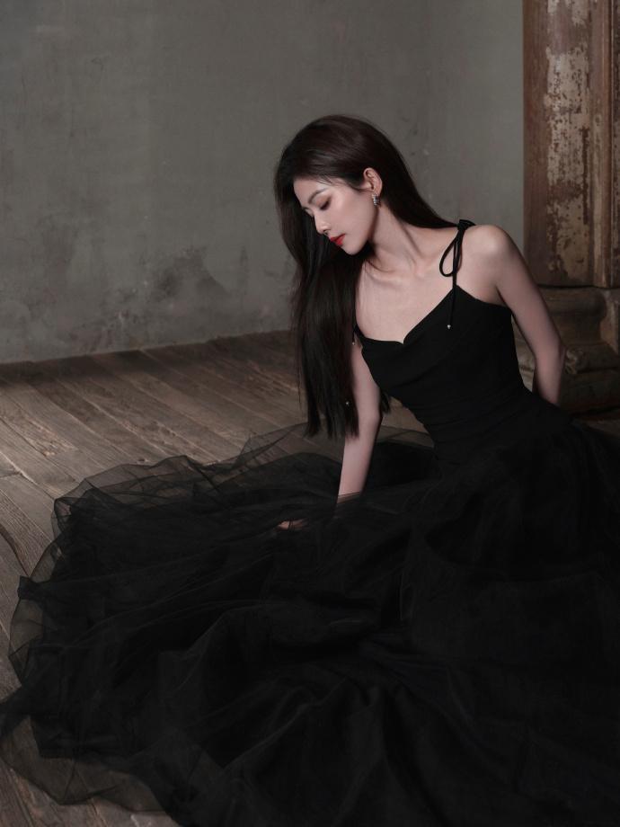 白鹿坠入星月为裳   白鹿氤氲心动写真  这组白鹿的写真，每一张都像是星月下的艺