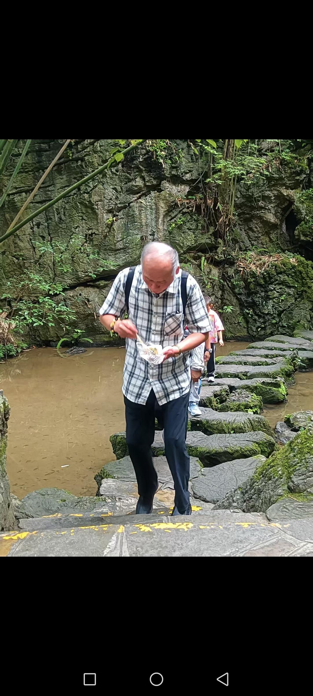 瞧瞧我江西杜建安这个被与我相伴同行，一起到大美贵州旅游的连襟给抓拍到的头顶光山一