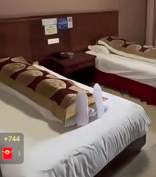 人在干坏事的时候永远不嫌累[憨笑]

有个酒店负责人发了一张照片，照片是一个双人