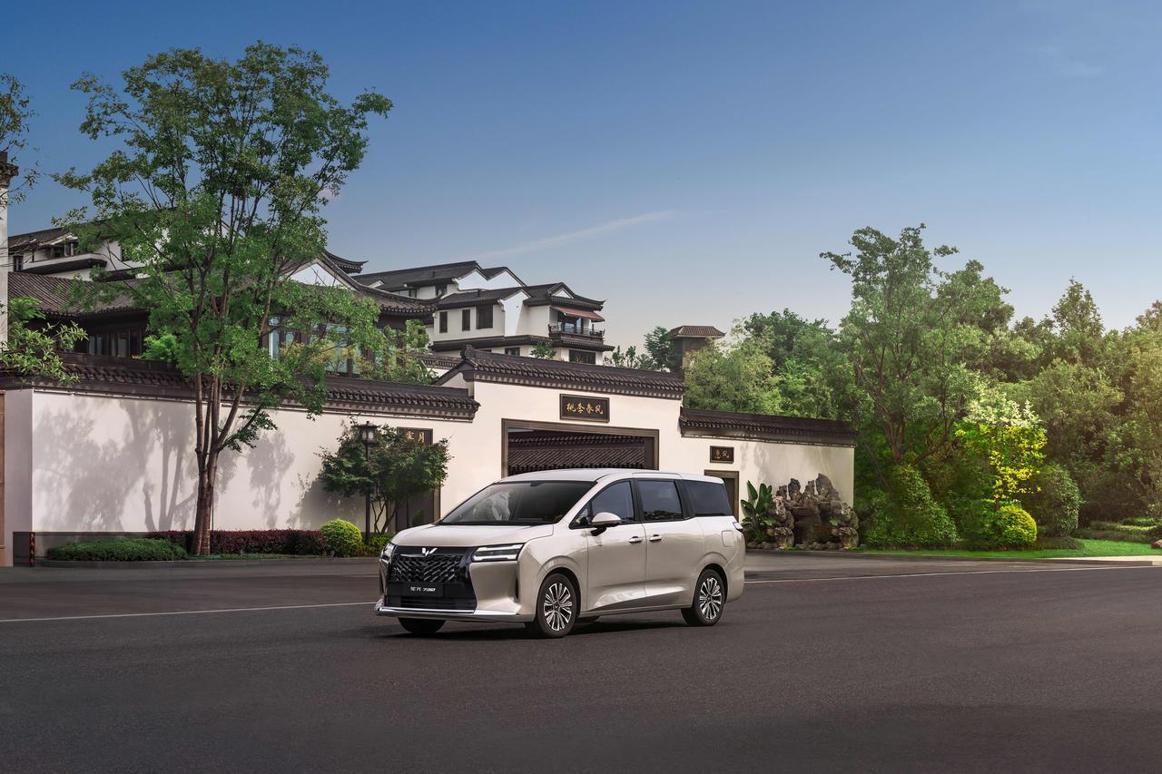 2025成都车展上，五菱带来全新MPV星光730，这是他们第800万台下线的MP