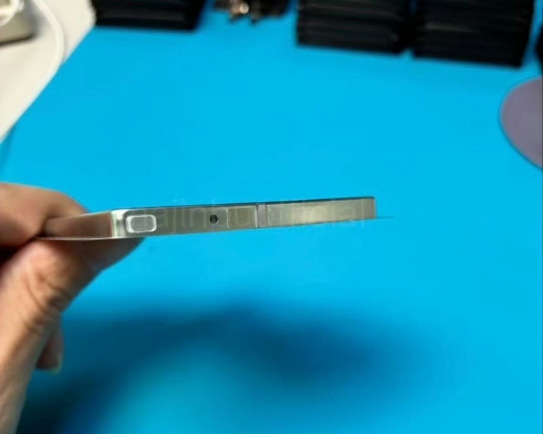 苹果：这是刚爆料的超薄iPhone 17 Air的电池安卓：我的电池能做🔪切豆
