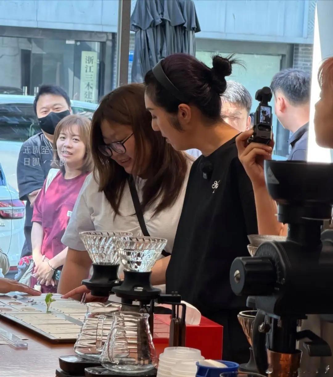 52岁杨千嬅现身杭州一家咖啡馆被偶遇，她现实中真人看起来好年轻，她的穿衣打扮朴素