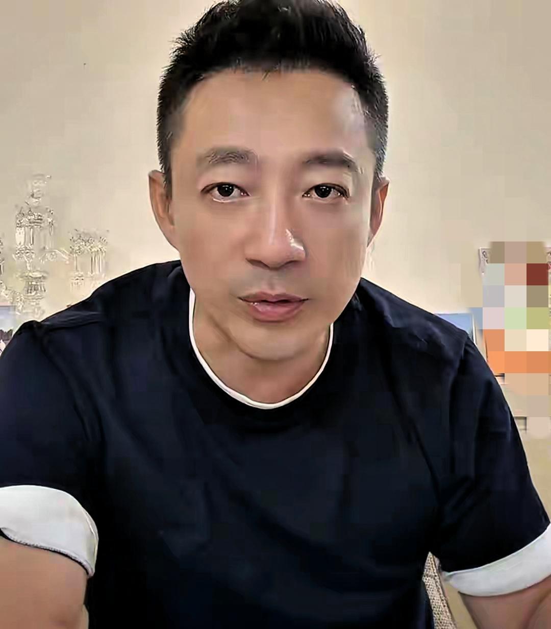 全网热议孩子回京上学，小菲一番话打破所有流言
 
一直以来，关于玥儿要不要回北京