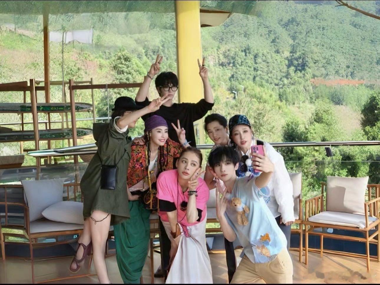 一路繁花两季唱难忘今宵对比 两季同唱《难忘今宵》滋味天差地别，却同样让人破防！第