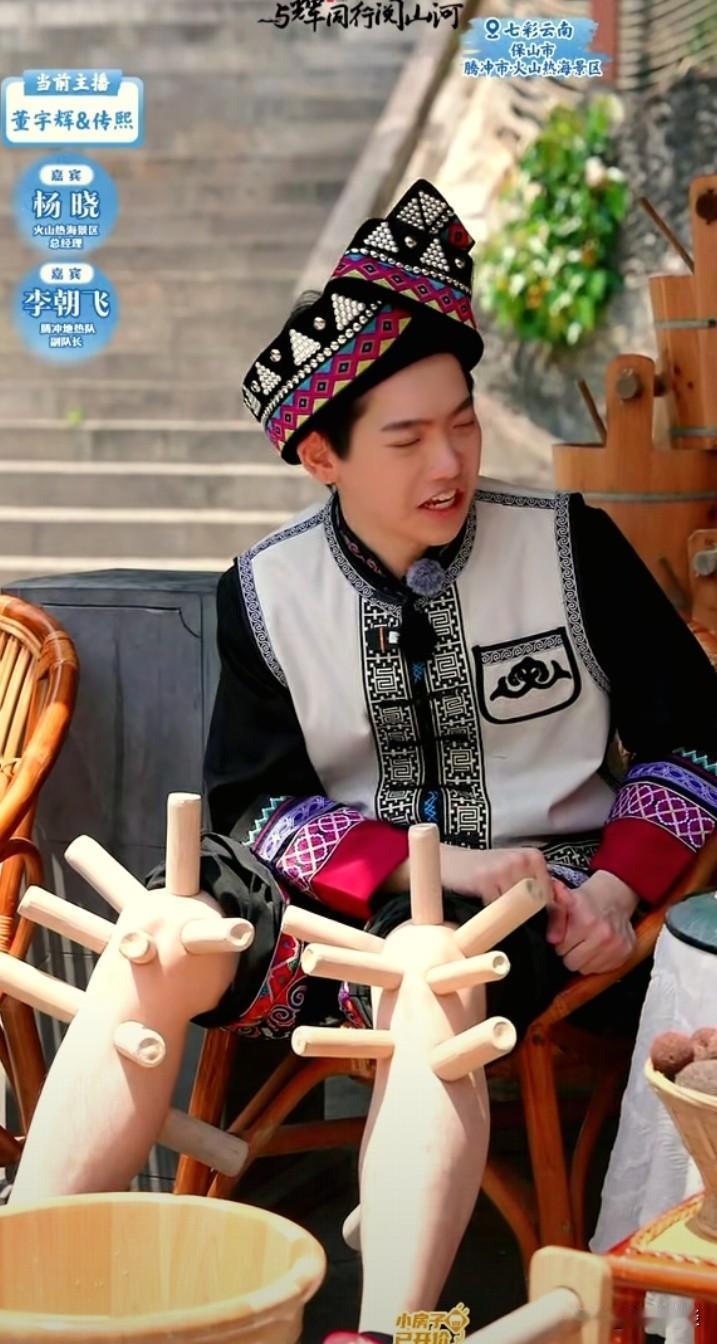 现场拔罐，给传熙拔出表情包。
温泉水泡过的竹罐一看挺有劲，一个也没有因为吸附力不