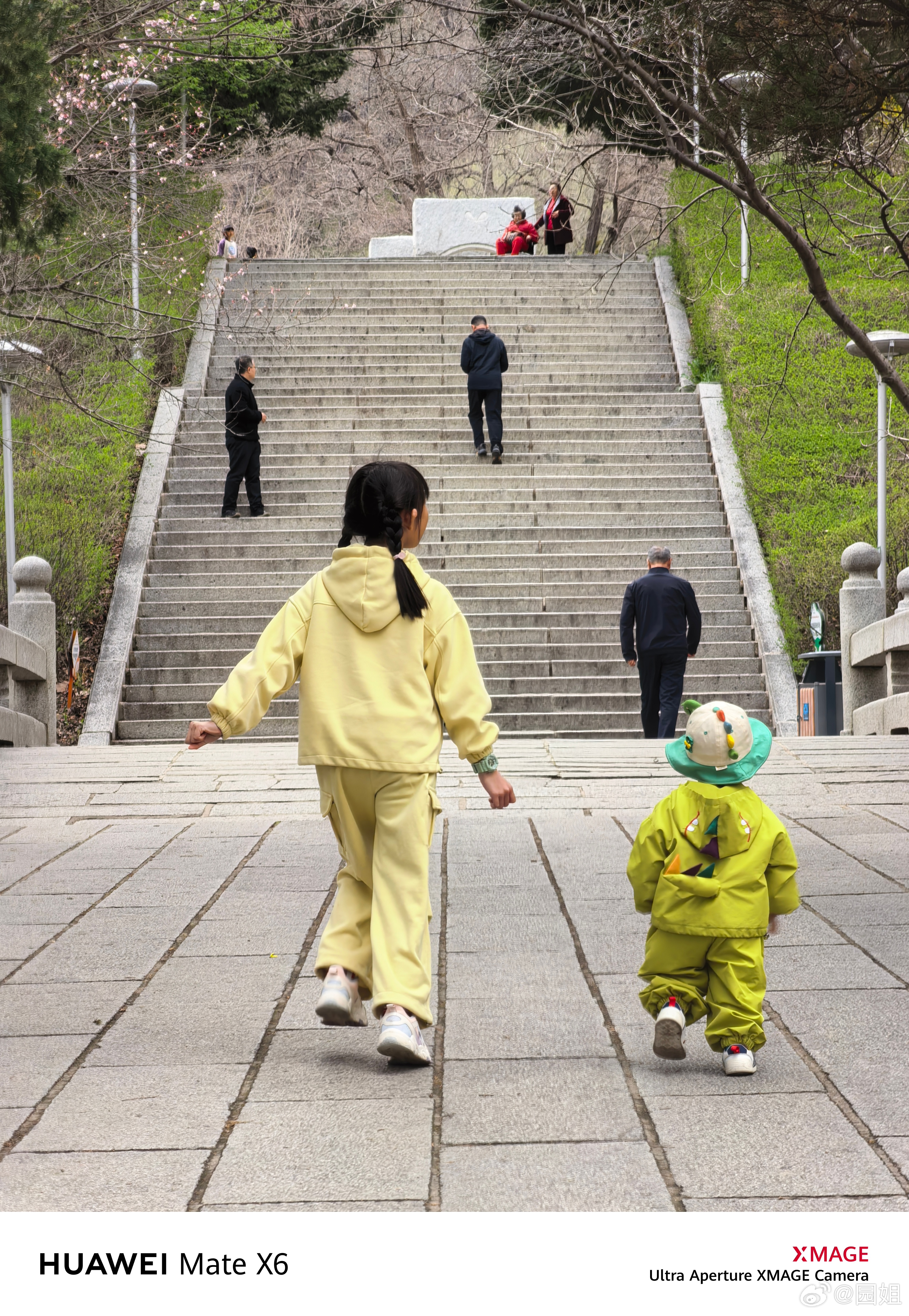 祝我这俩崽儿童节快乐，一个在家写作业，一个在外面疯玩，希望他们快点长大[鼓掌] 