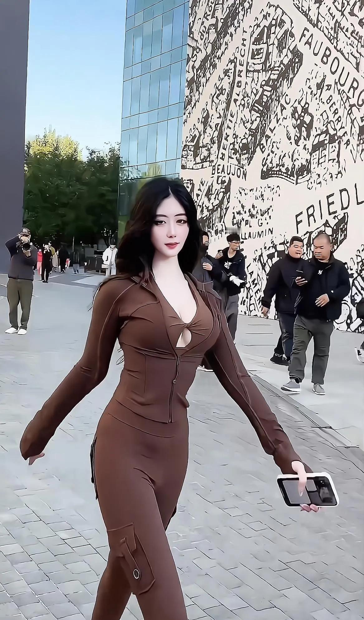 潮女走在街上总会引起路人的注意