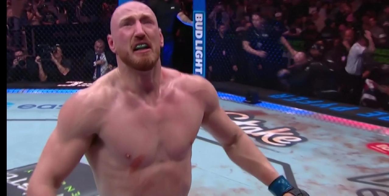 刚刚结束的UFC格斗之夜271之战中，黑龙阿迪萨亚吞下四连败，而对手派佛则延续四