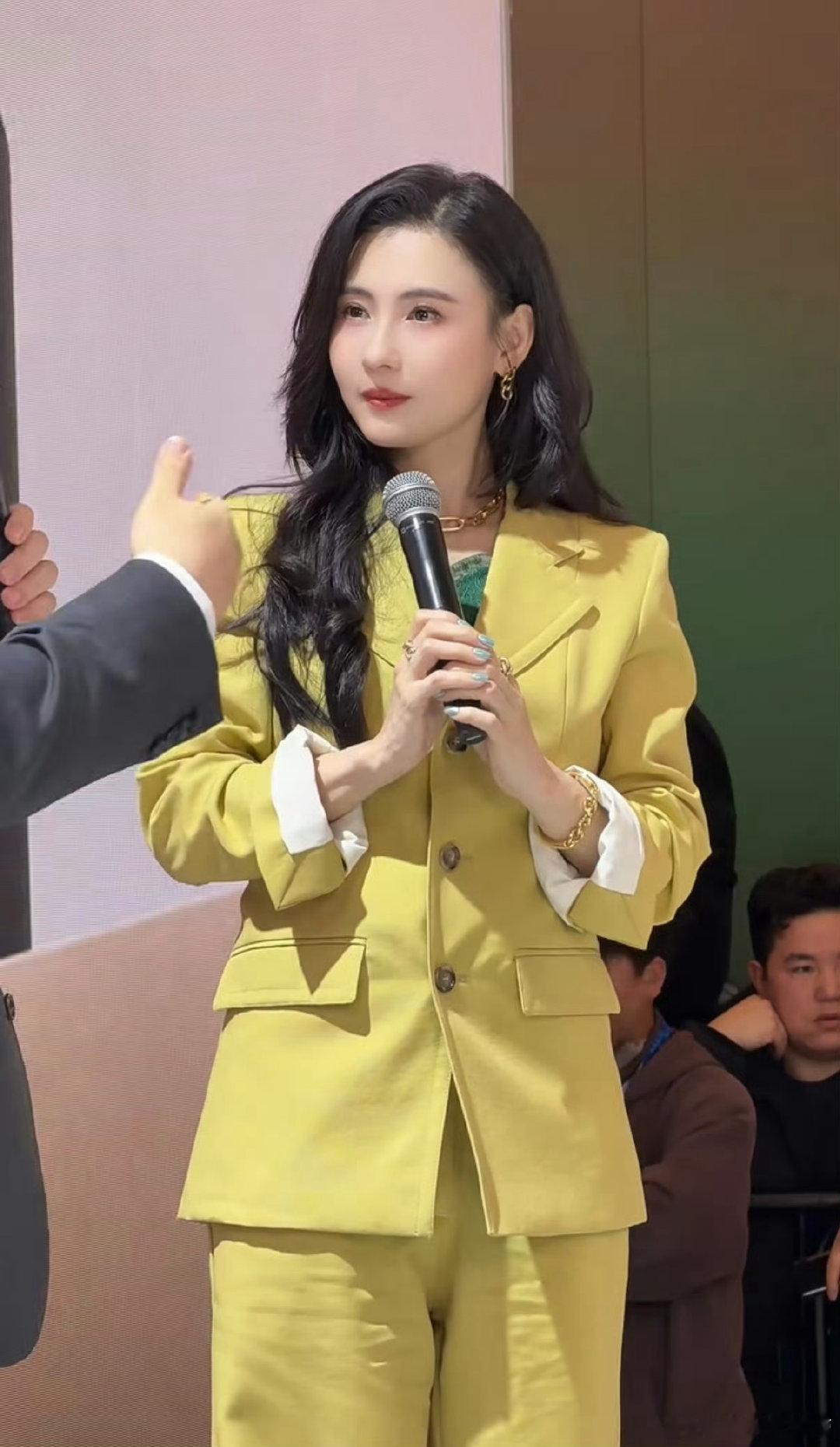 张柏芝戴了大金链子 张柏芝戴上大金链子，这反差效果绝了！本以为会怪怪的，没想到姐