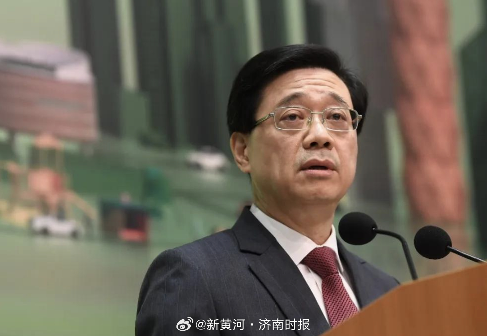 【#李家超回应女子用假学历上港大#：将与内地共同打击违法行为】早前，一名24岁内