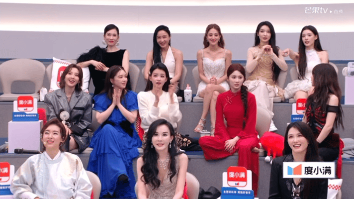 孙怡紧急撤回一个盘腿孙怡姐姐好可爱！先是盘腿坐，发现了镜头，紧急撤回；下一个镜头