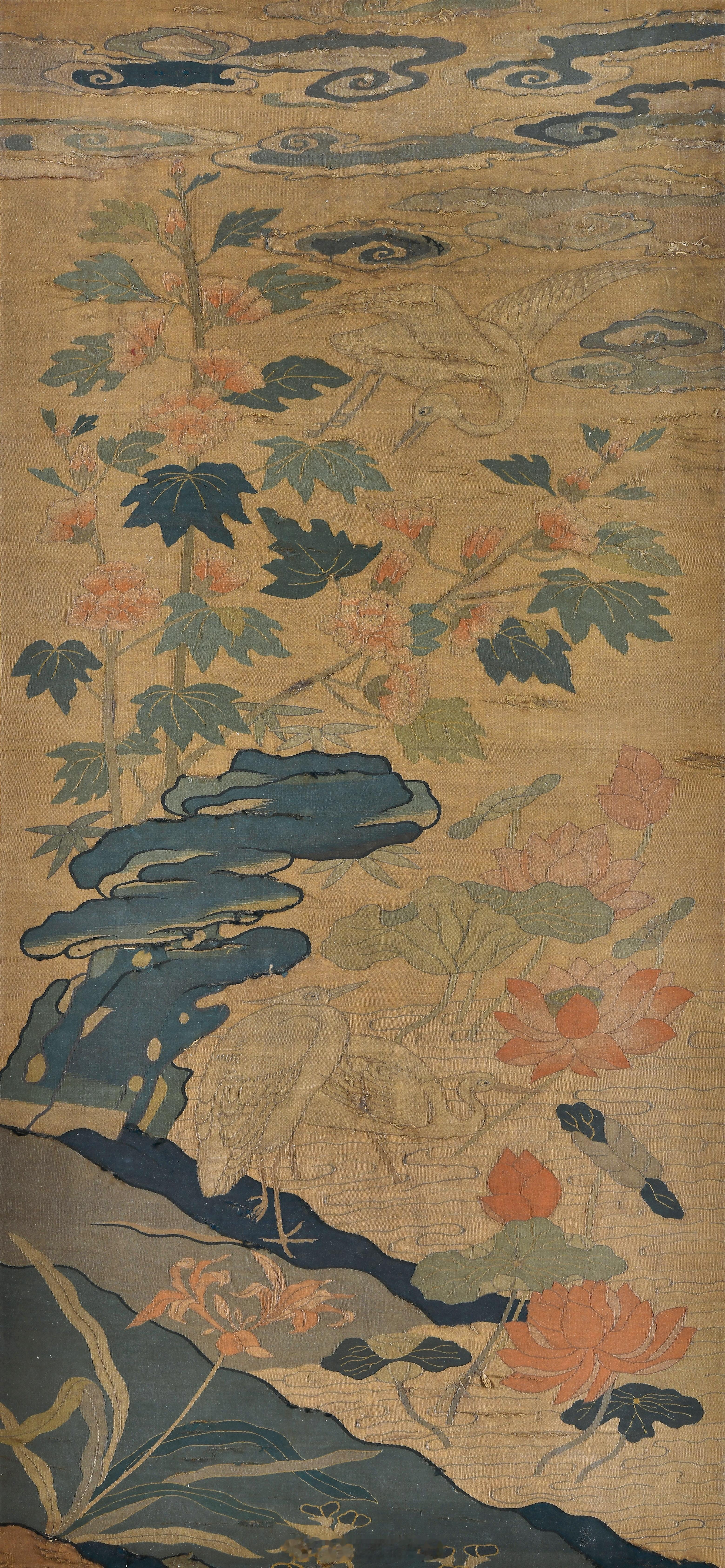 明 缂丝荷花鸳鸯轴此件缂织荷花鸳鸯图，于蔚蓝天空下，荷花池塘内，荷花盛开，荷叶舒