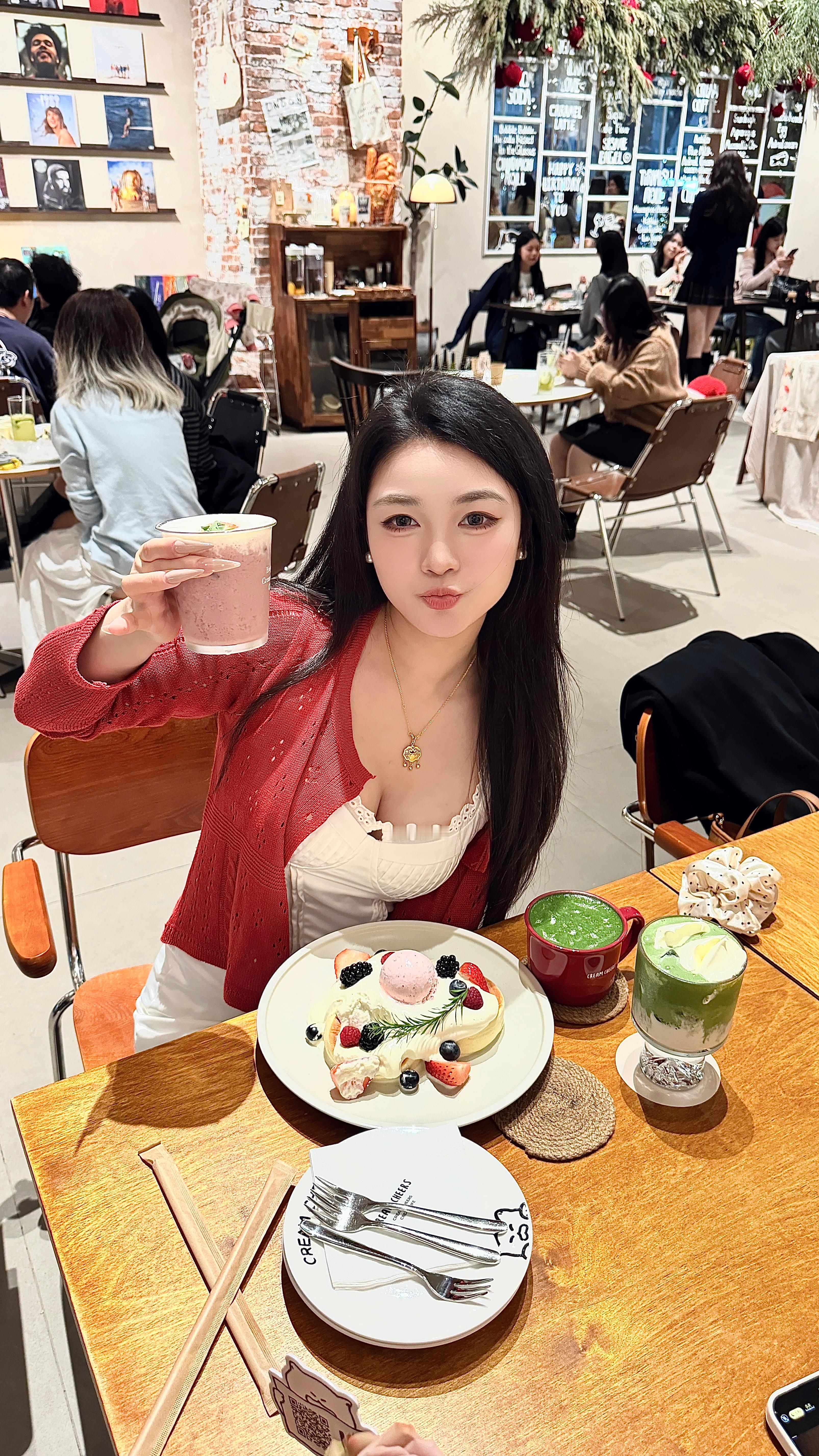 就是说脸大真的很轻易出片！！😎（ 抹茶芝士好好喝哟 最爱抹茶～🧣🎄 