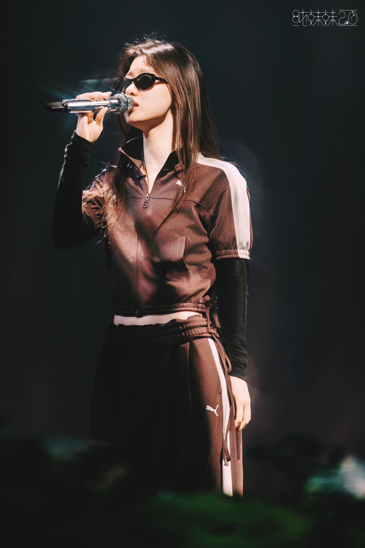 单依纯演唱路人口牌 单依纯的现场口碑像开了倍速，听过的都说好。路人变粉丝只需要一