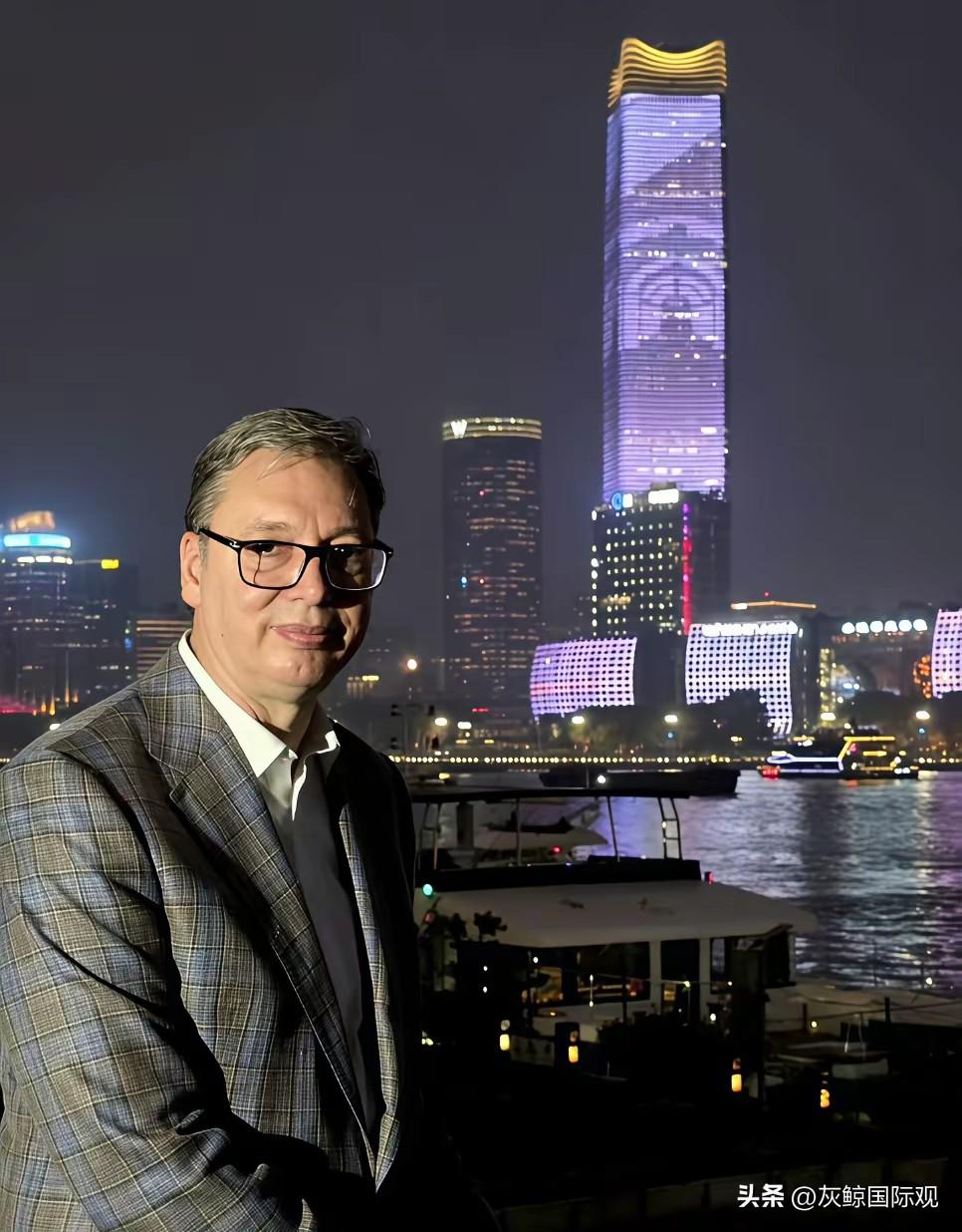 武契奇在上海黄浦江畔感受到中国的发展速度，此刻他在想什么呢？

或许他想起了他去