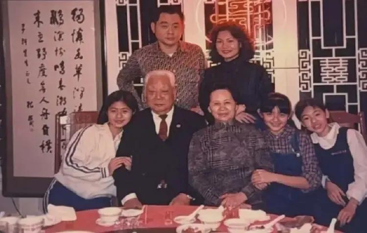 小S晒出和爷爷、奶奶的往日合照。
那时候她们的父母还没离婚，
大小S和姐姐还是快
