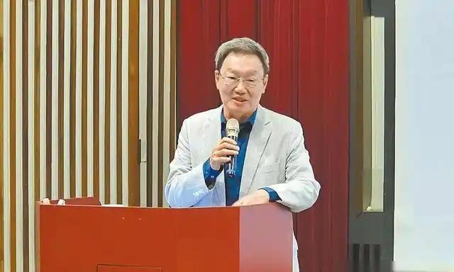 把说真话的苏起叫“乌鸦”，绿营的脑回路真绝了！这位摸透陆美台底牌的行家，不过是把