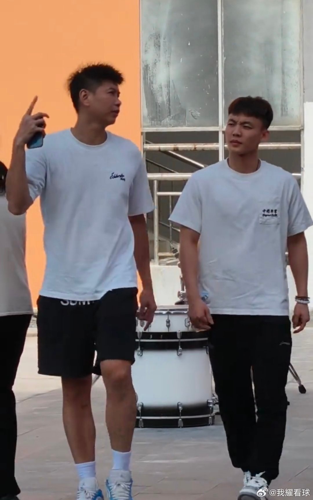 新鲜的徐杰来了！回到广东东莞的杰哥，刚剪了头发，马不停蹄出席参加市里举行的全民健