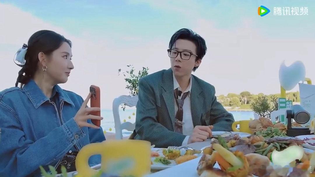 刘宇宁做一些无力的解释刘宇宁说是闭眼画的谁被刘宇宁的辩解笑晕，自信吹嘘自己画单曲