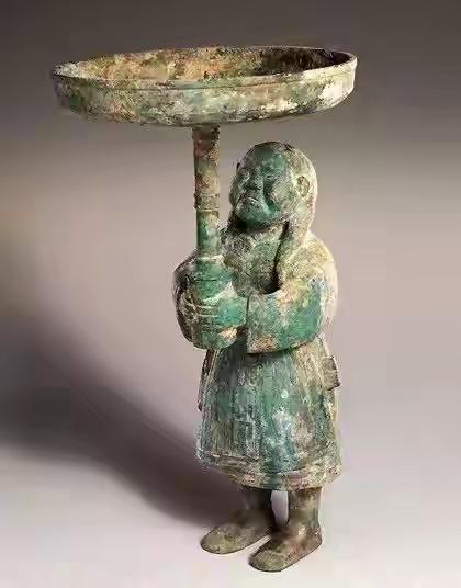 近代以来，中国有1700万件文物流失海外。
这尊青铜胡人像灯座就是其中一件。
