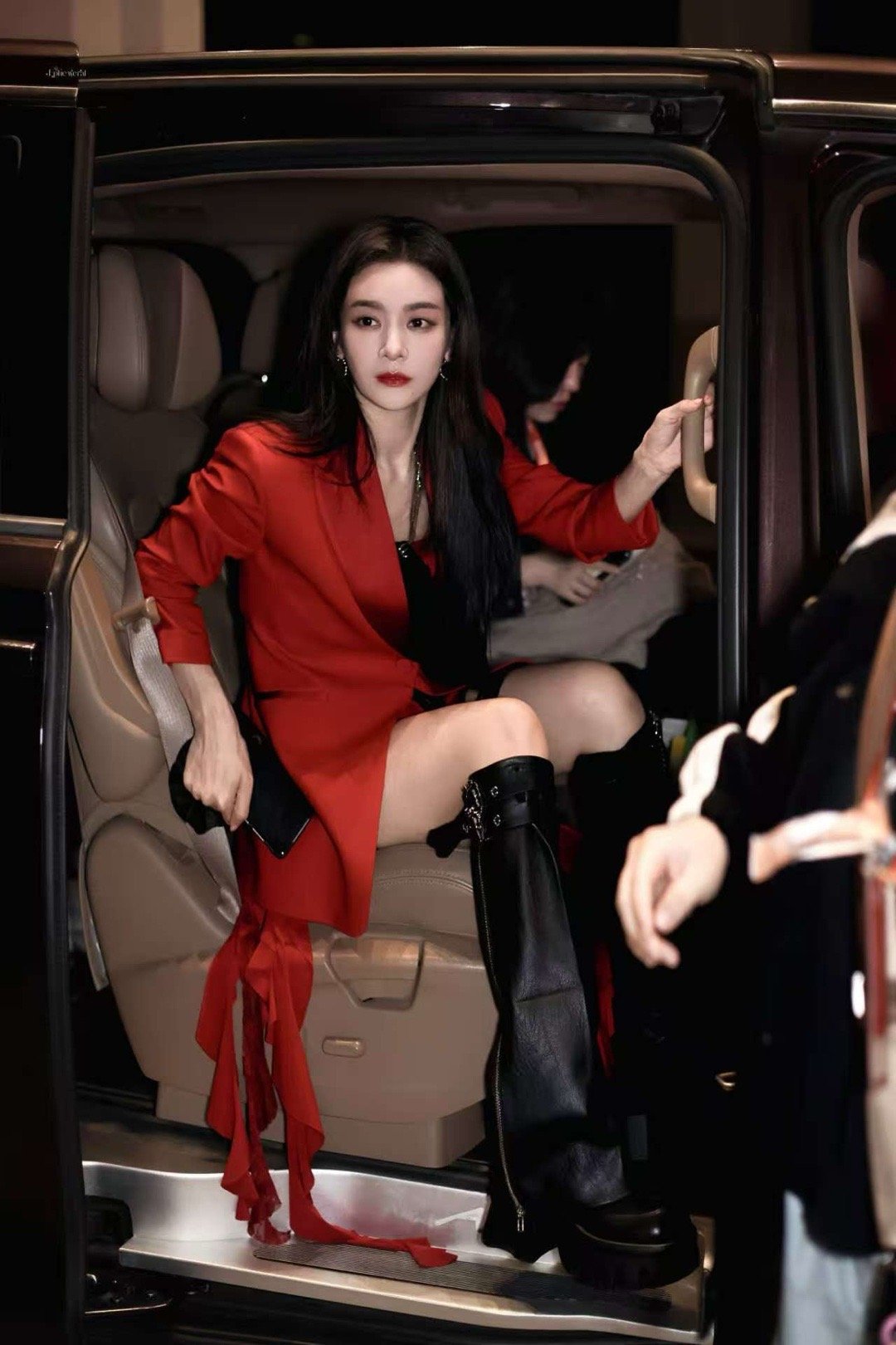 李晟下车神图有了 从舞台王者到下车即封神，李晟用行动证明：真正的气场不需要刻意营