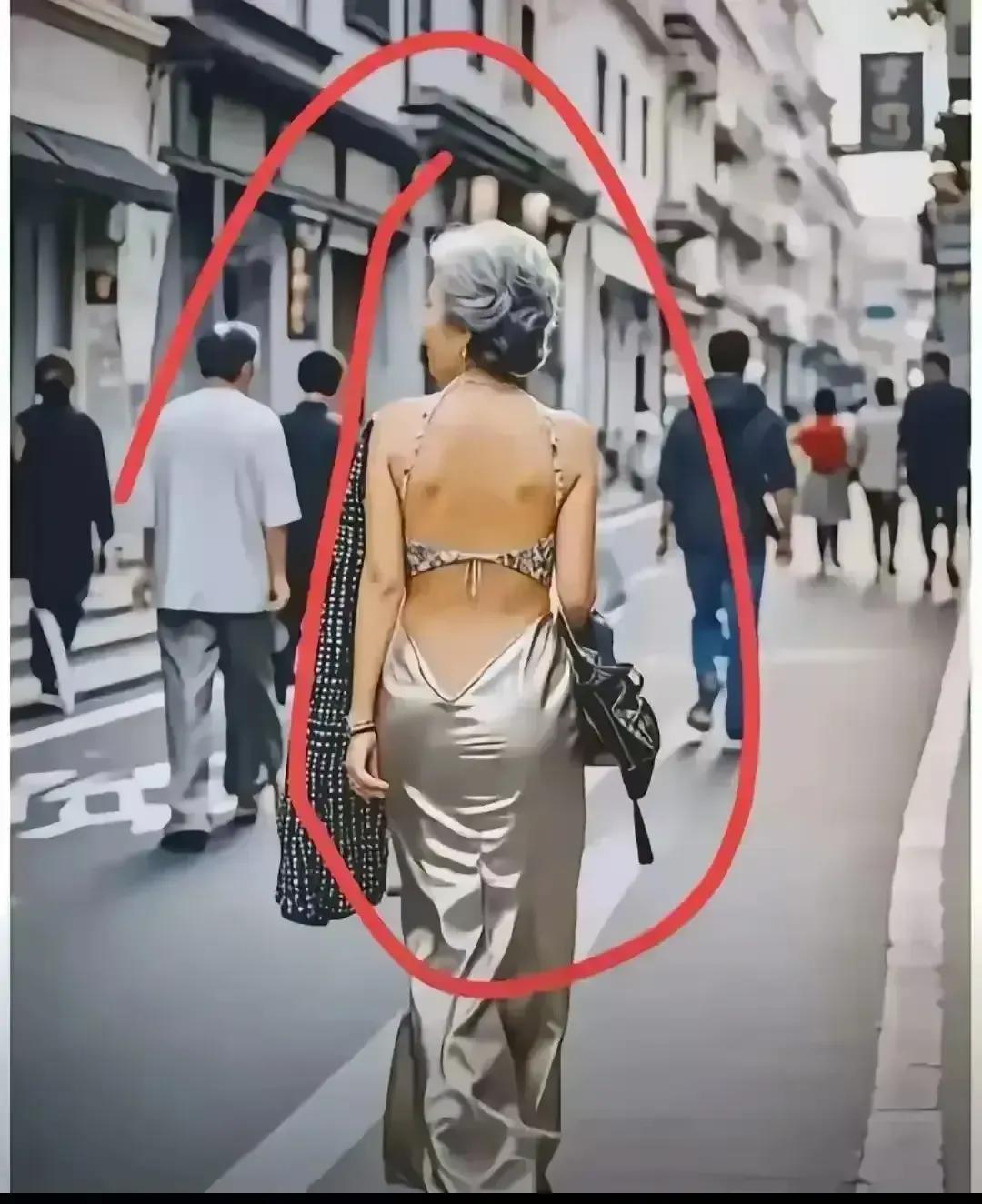 不知道怎么形容了！
大街上，看似一位年轻漂亮打扮时髦的小姐姐，穿着高跟鞋，穿着性