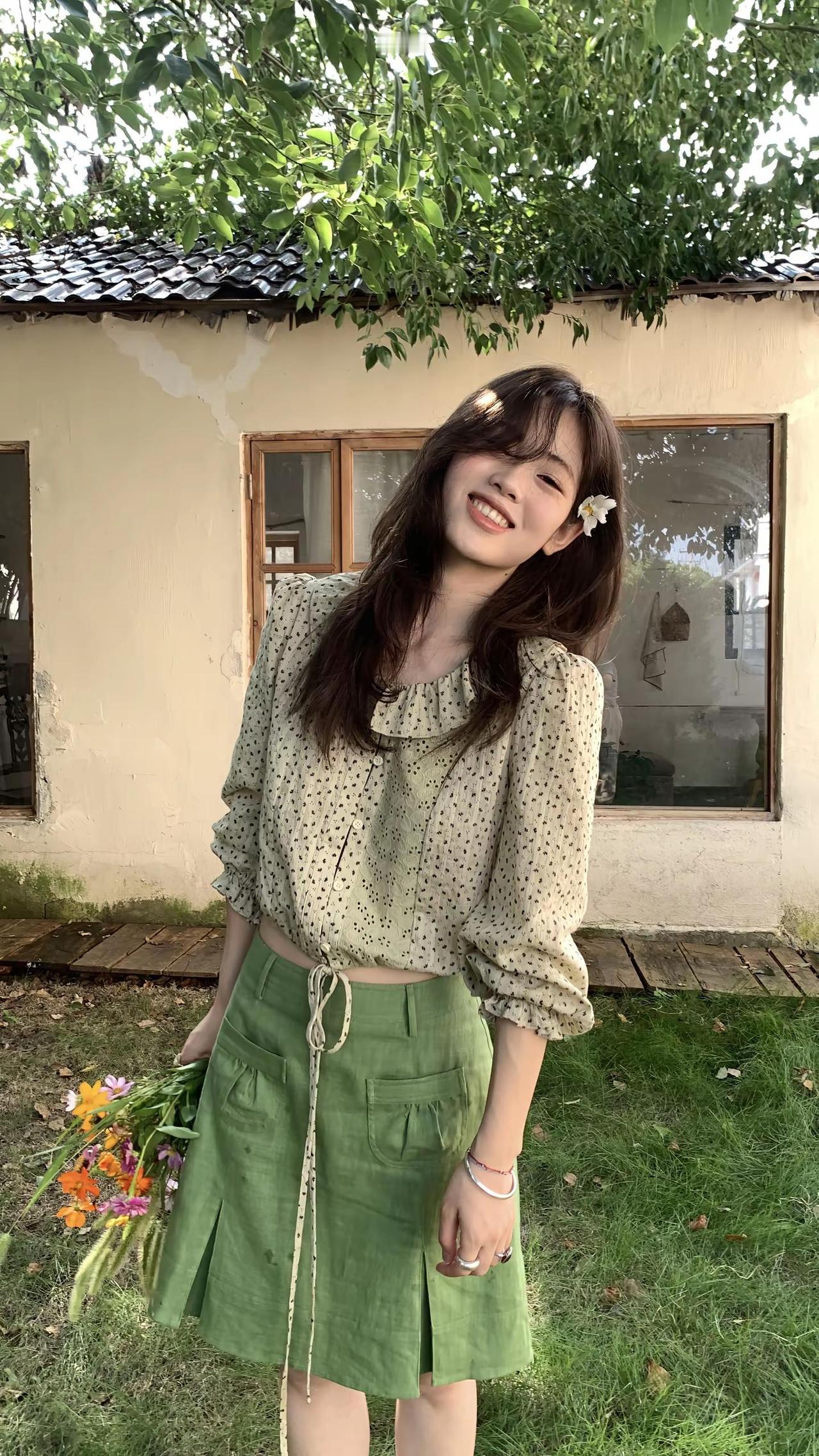 世界之所以还存在 只是因为我还在感受 夏末 韩系穿搭 秋天穿搭 碎花衬衫