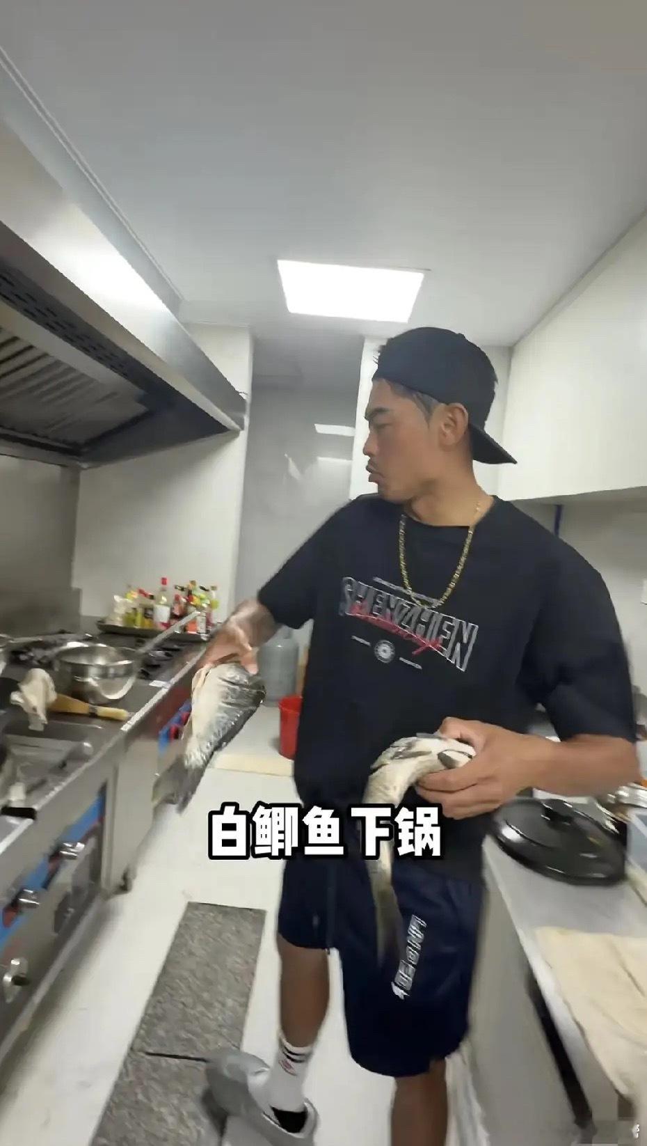 43岁的林丹真是个好男人，谢杏芳有福气，林丹不仅羽毛球打得好，做饭非常拿手尤其是