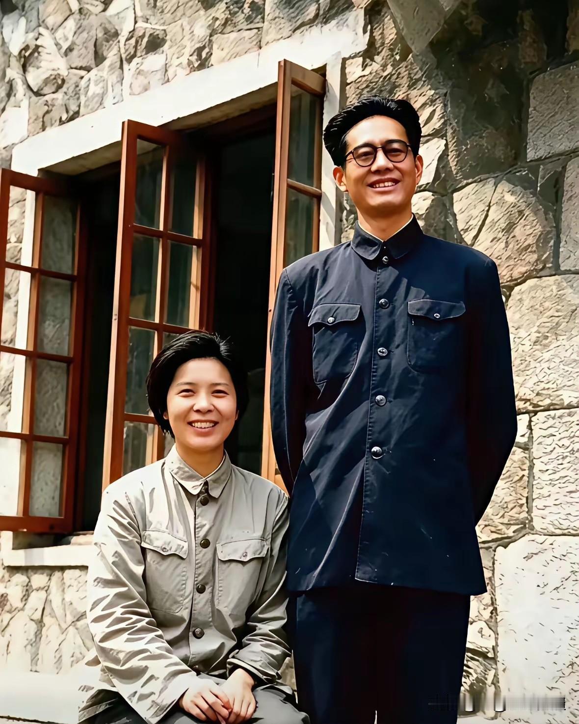 1952年朝鲜战地老照片太难得！龚澎远赴朝鲜看望丈夫乔冠华，两人在驻地石屋前拍下